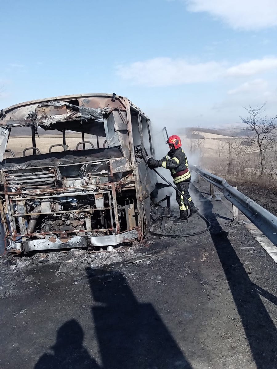 Incendiu la un autobuz care transporta 30 de persoane. A ars în totalitate