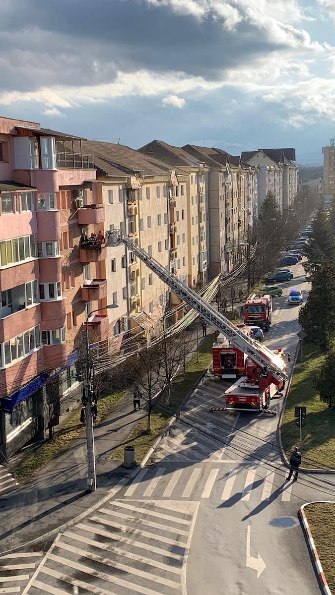 Incendiu într-un apartament de pe Școala de Înot. Două persoane au fost intoxicate cu fum