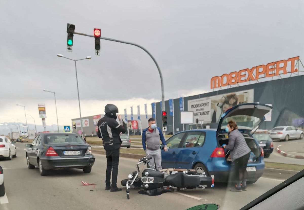 Accident lângă Shopping City. Un motociclist a fost rănit, după ce a lovit o mașină oprită la semafor