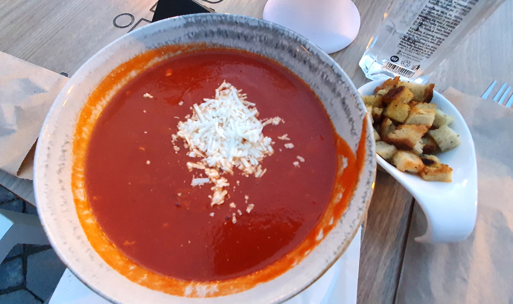 Pe terasa ”Rabbit soup”, că e scenariul roșu. Repejor, repejor, ca un iepuraș