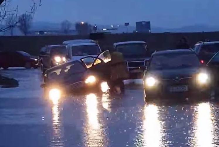 Mașini blocate pe Calea Șurii Mici, din cauza apei acumulate în urma precipitațiilor  - VIDEO