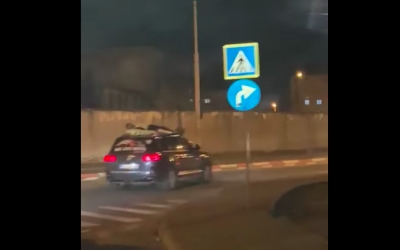 VIDEO-Polițiștii sibieni s-au autosesizat în cazul persoanei filmată pe mașină, în Sibiu
