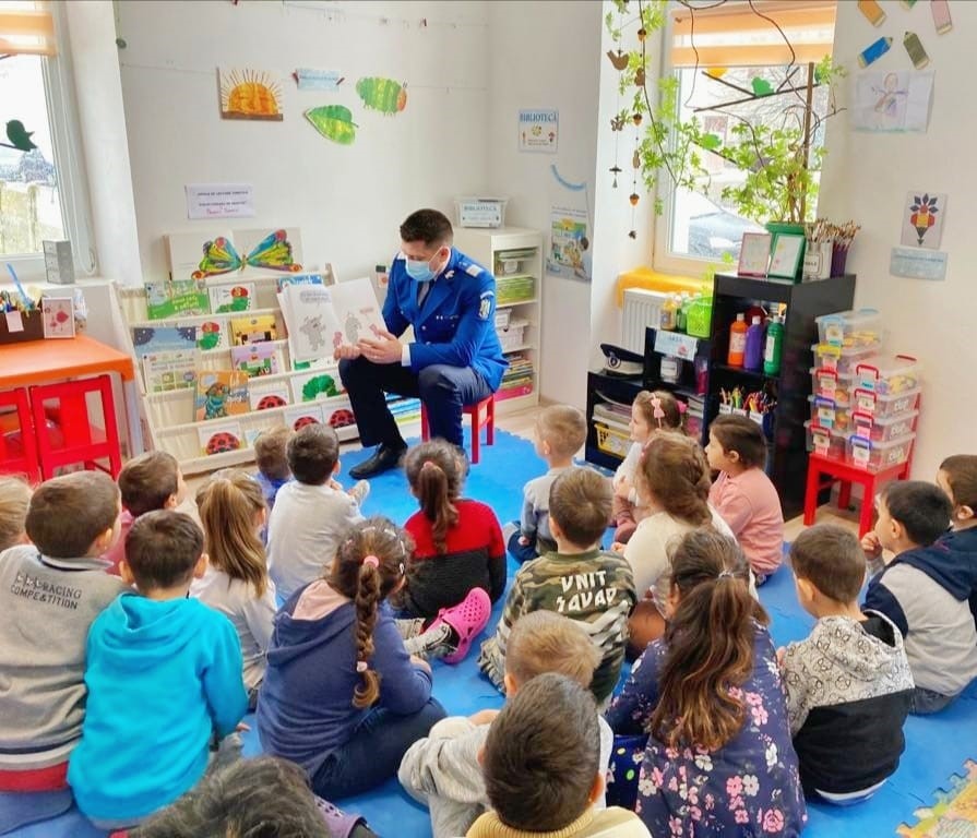 Povești citite de jandarmi la o grădiniță din Roșia