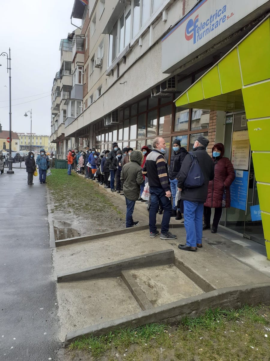 FOTO - Coadă la sediul Electrica Furnizare. „Stau oamenii apropiați unii de alții, dacă vreunul dintre ei are coronavirus?”