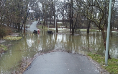 FOTO - Inundație în Parcul Sub Arini. Când a curățat ultima oară primăria pârâul Trinkbach?