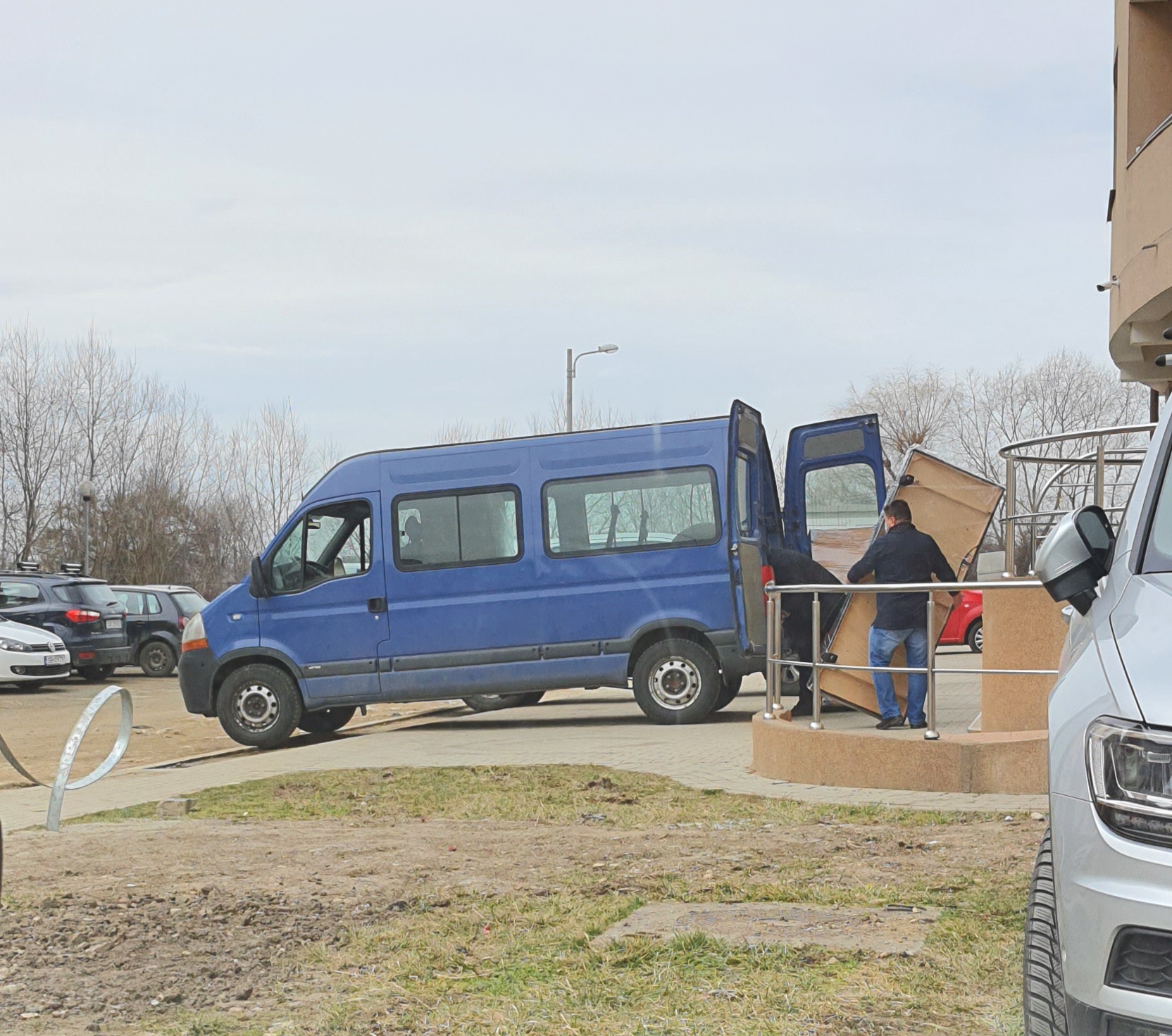 GALERIE FOTO – Mașinile Transelectrica, societate cu capital majoritar de stat, folosite la transport de mobilă în Sibiu, în interes privat