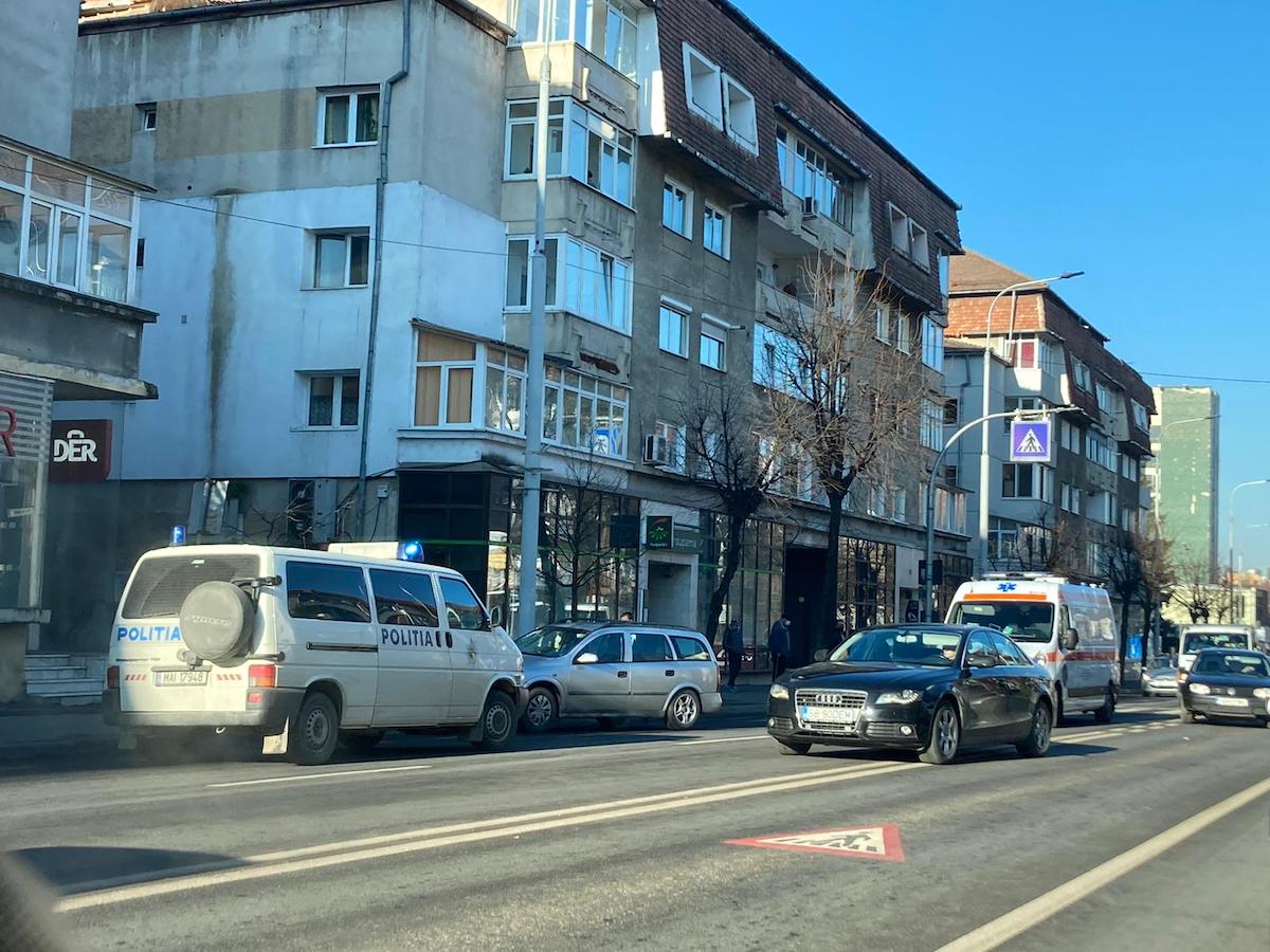 Pieton lovit de mașină în timp ce se afla pe trecere, pe Milea. Va fi transportat la spital