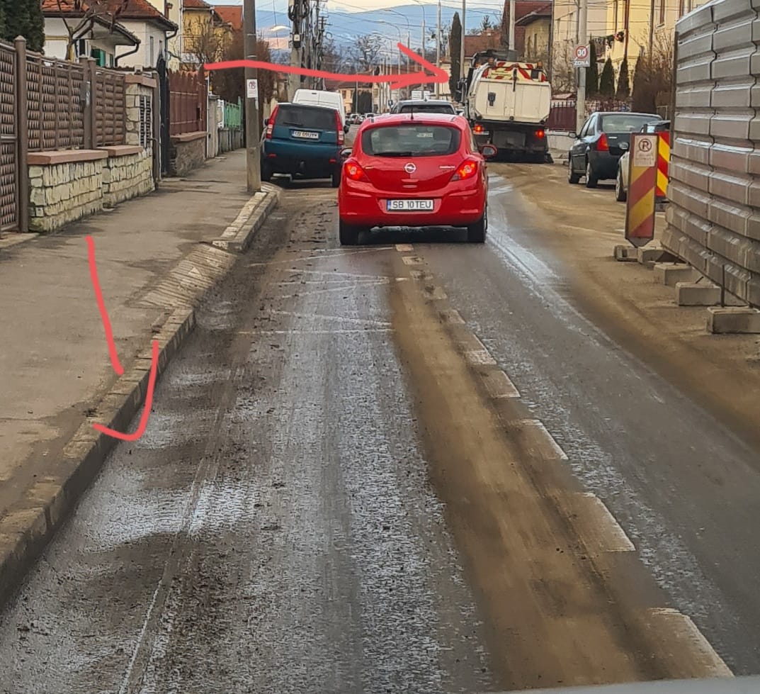 Cum se face curățenie în Sibiu. ”Mașina de împrăștiat noroi”