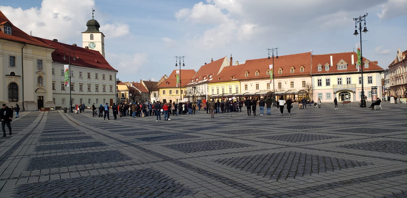 Protest împotriva vaccinării obligatorii în Piața Mare. Participanți amendați pentru că nu purtau masca de protecție