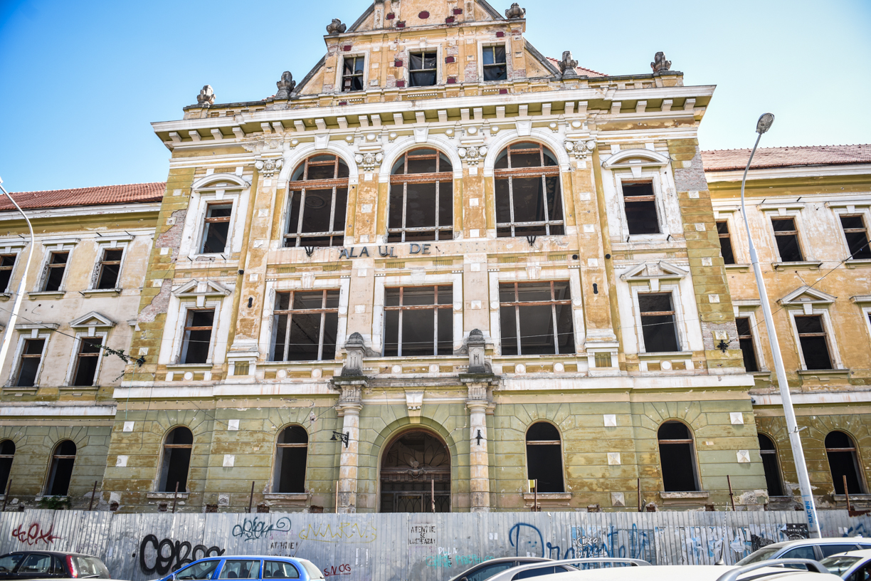 După zece ani, judecătorii vor să se întoarcă ”acasă”. Sediul Tribunalului, scos la licitație pentru o nouă expertiză