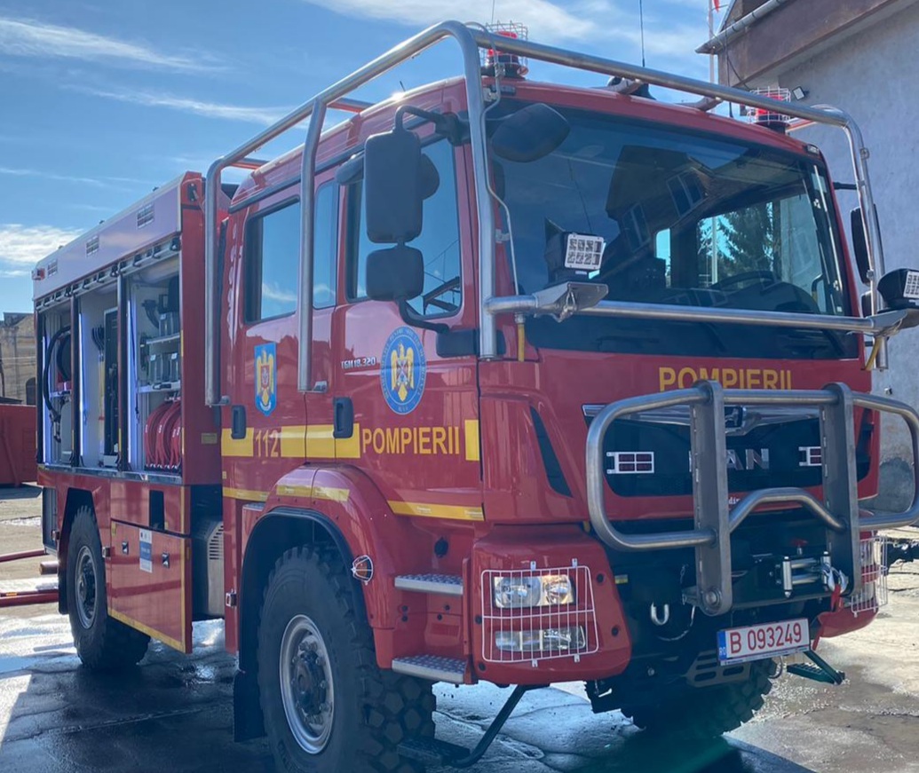 Pompierii sibieni au o nouă autospecială, pentru intervenții la incendii de pădure - FOTO