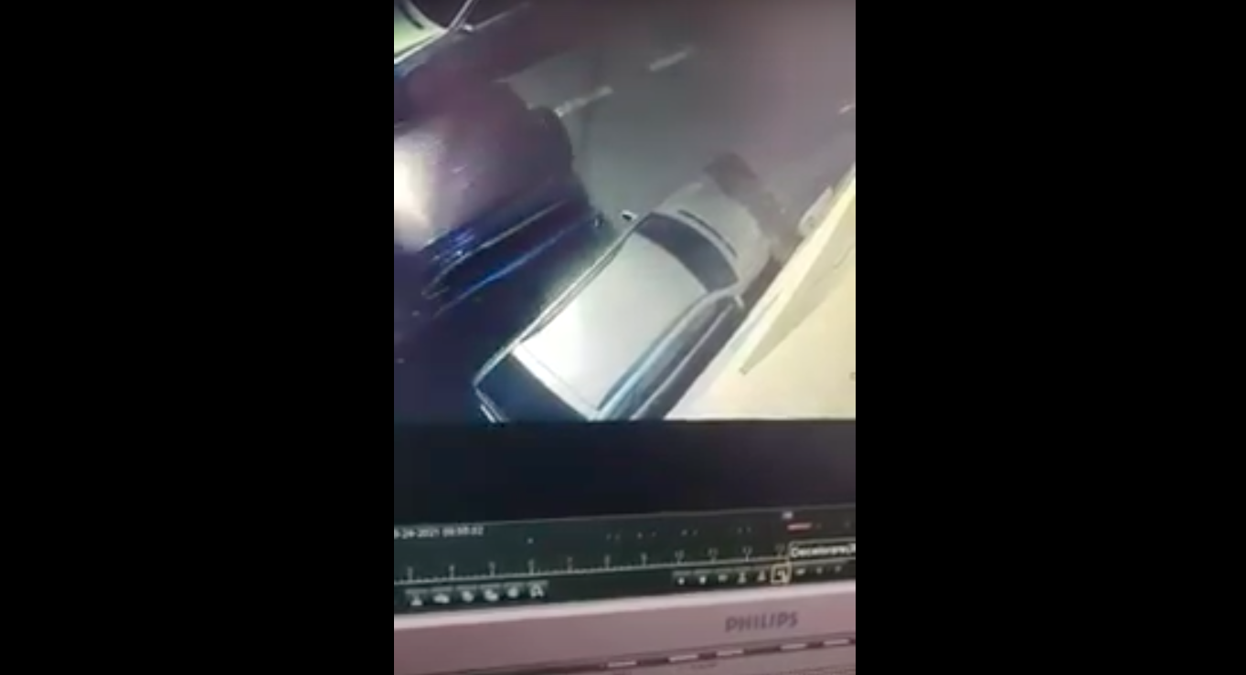 VIDEO - Șoferiță căutată de Poliție după ce a mers în marșarier, lovind o mașină parcată