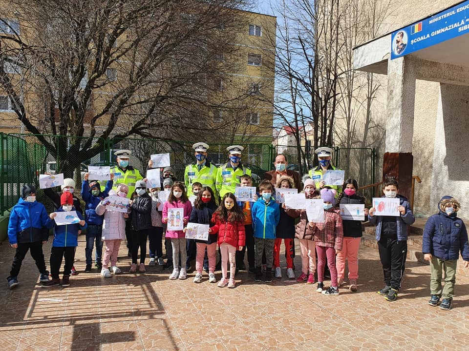 Intervenție la Școala Regele Ferdinand din Sibiu. Elevii i-au chemat pe polițiști să le facă o surpriză