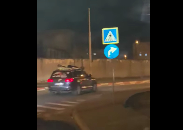 Bărbatul surprins în timp ce stătea pe o mașină în deplasare a fost găsit de poliție