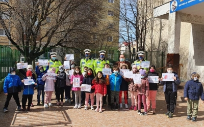 Intervenție la Școala Regele Ferdinand din Sibiu. Elevii i-au chemat pe polițiști să le facă o surpriză