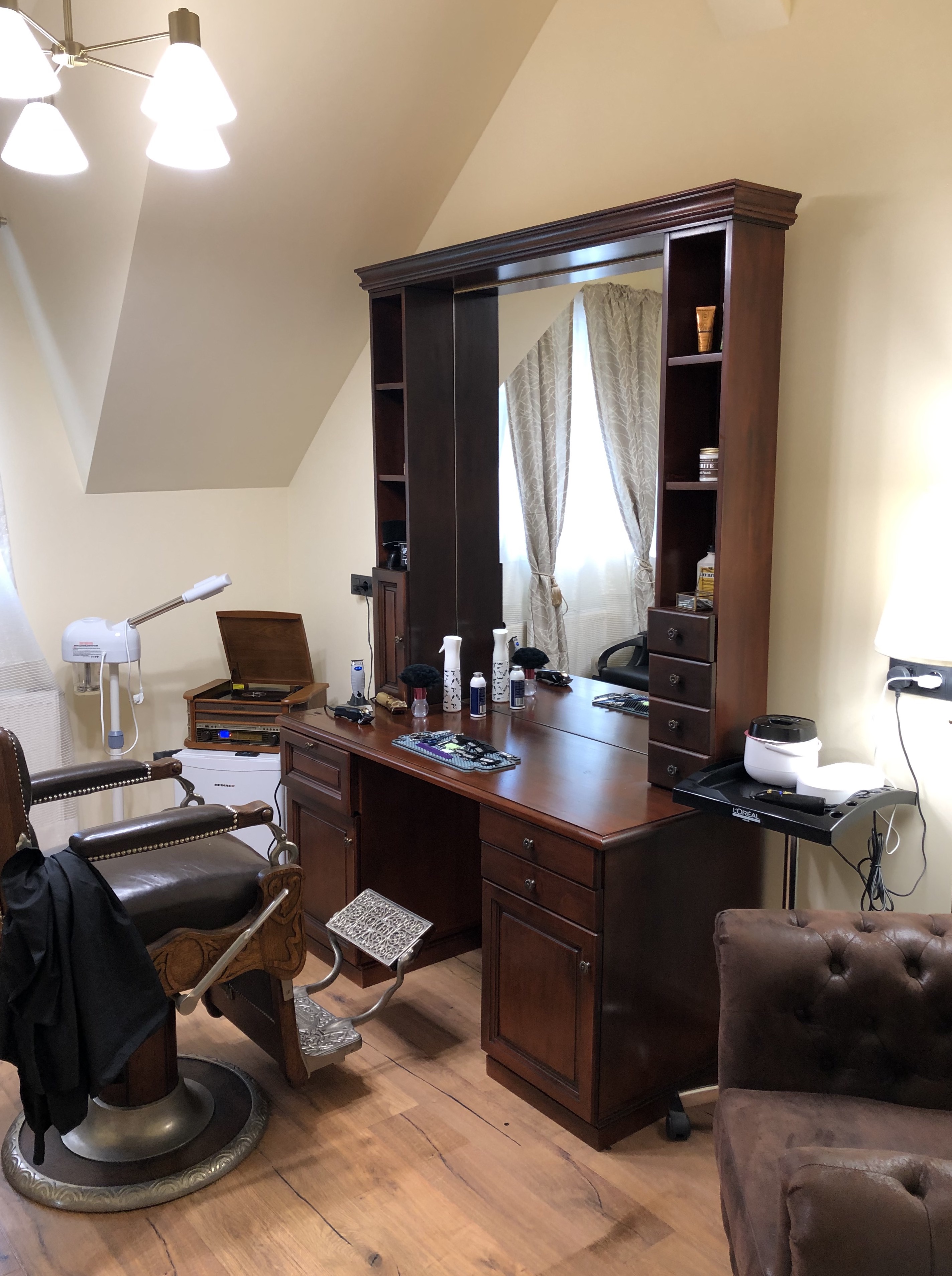 VIP Lounge Room la Royals Hair & Barber Shop. Ca în 1890
