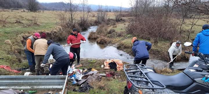 Un piteștean mutat la Sibiu se implică în problemele comunității adoptive – curățenie în natură, programe pentru copiii de la țară