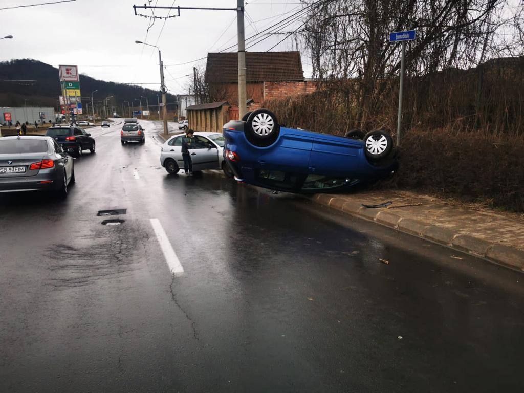 VIDEO Accidentul de ieri, cu o mașină răsturnată, surprins de camere de supraveghere