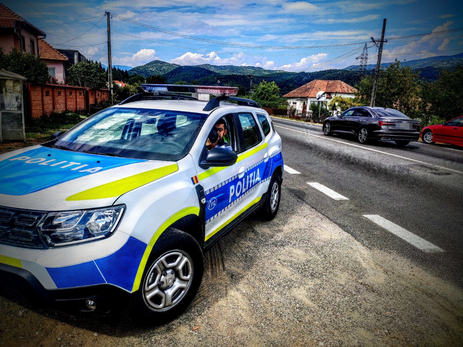 A făcut pe instructorul auto cu propria fiică. Acum au amândoi dosar penal