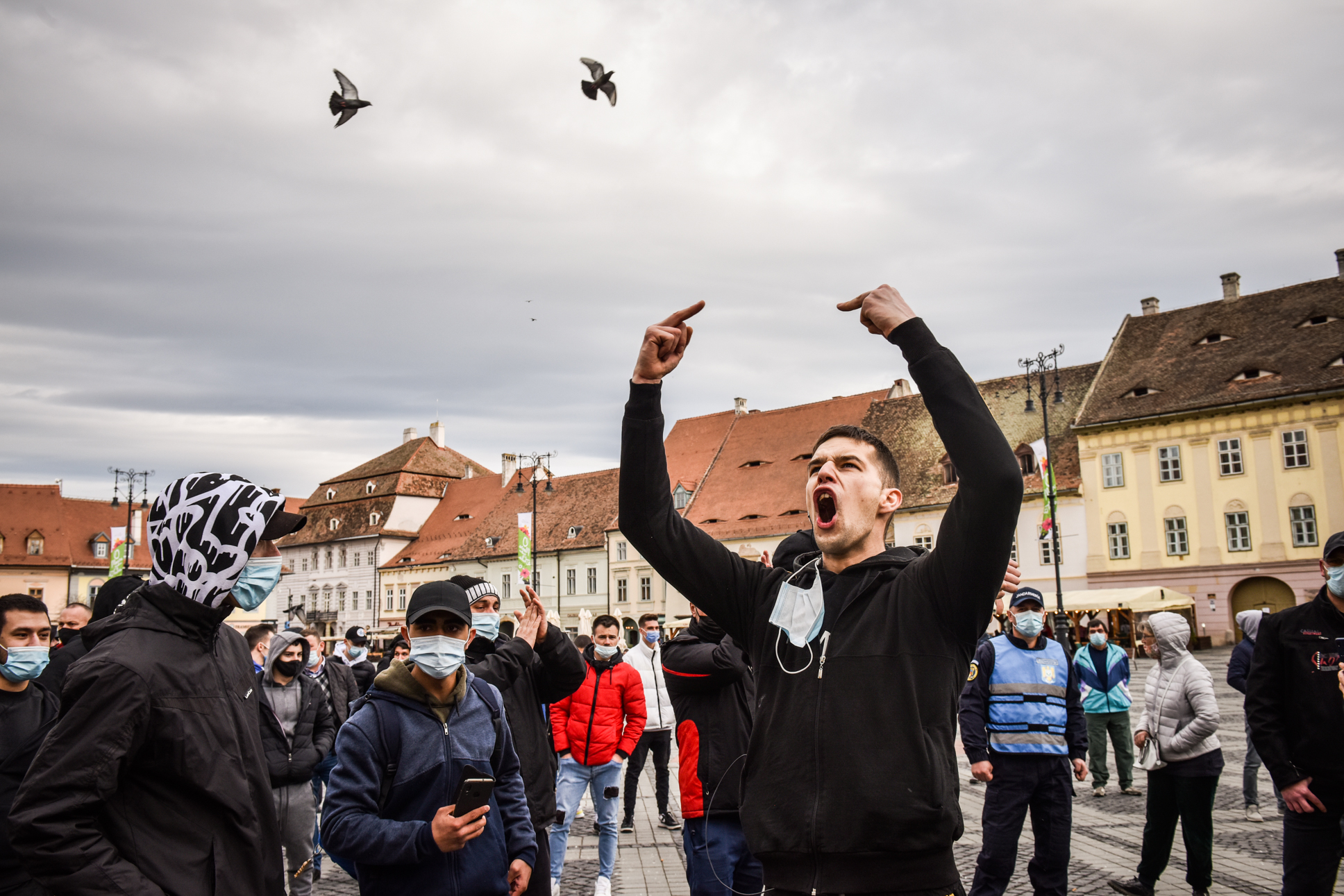 VIDEO Imaginile protestului anti-restricții de la Sibiu. Jandarmeria începe să dea amenzi