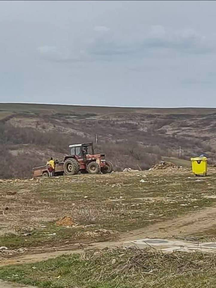 Fost primar, prins aruncând gunoiul în câmp. ”Primarul mă vede decât pe mine, că are pică pe mine”