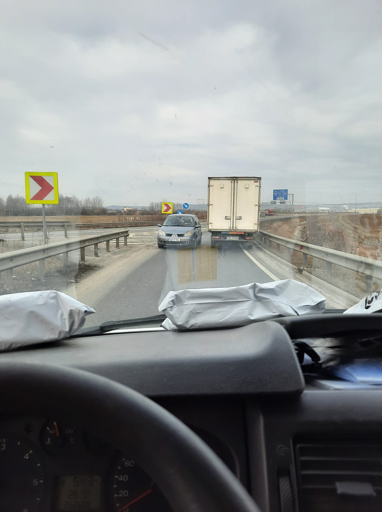 Șofer întors din drum de alți participanți la trafic, în timp ce încerca să intre pe contrasens pe centura Sibiului