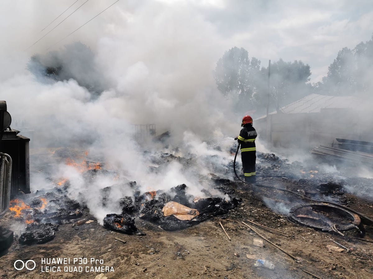 Pompierii sibieni au stins astăzi două incendii de vegetație. Unul a fost în zona autostrăzii