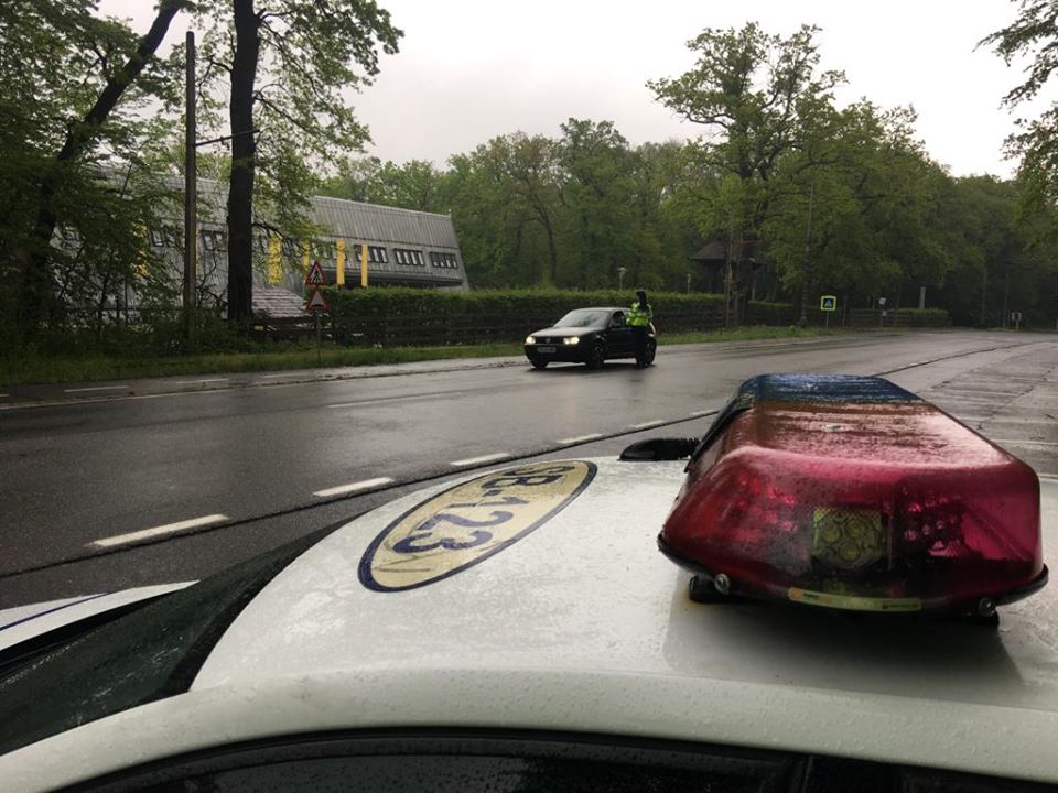 Polițiștii sibieni au dat miercuri peste 100 de amenzi – unii prinși fără mască, alții au plecat de acasă după ora 23