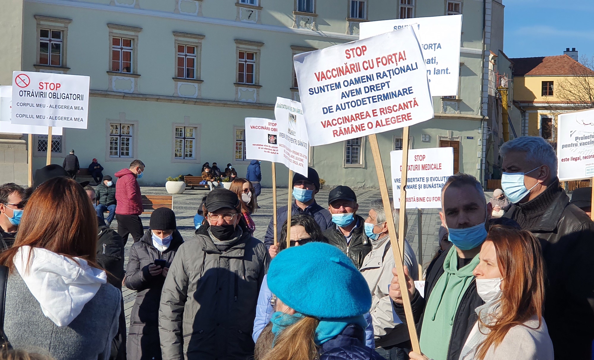 VIDEO 200 de sibieni la protestul împotriva vaccinării forțate. Între cei sătui de Covid-19 și cei care au citit legea