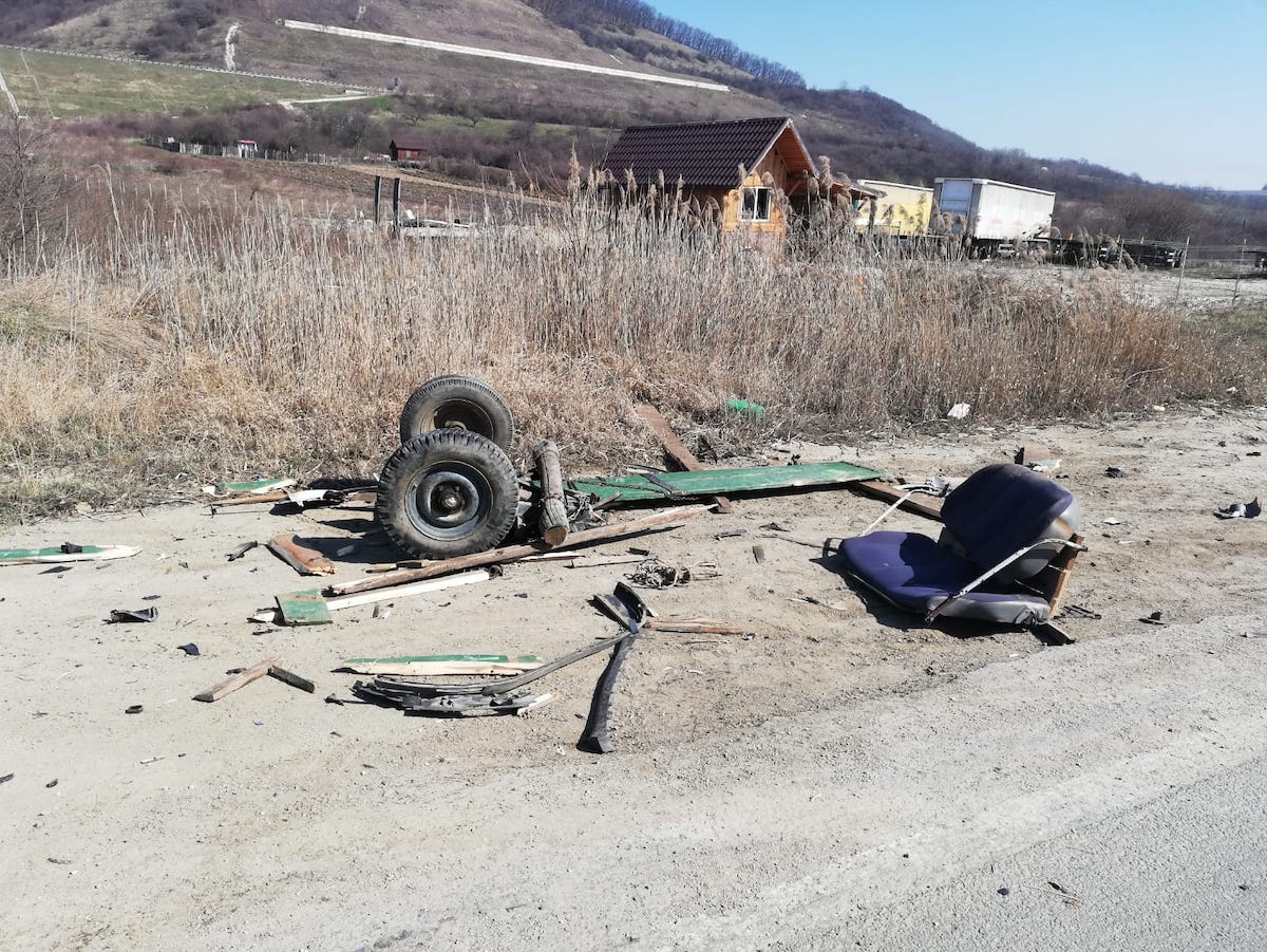 Căruță făcută bucăți și calul în stare gravă, după ce un căruțaș a ieșit în DN 1 fără să se uite