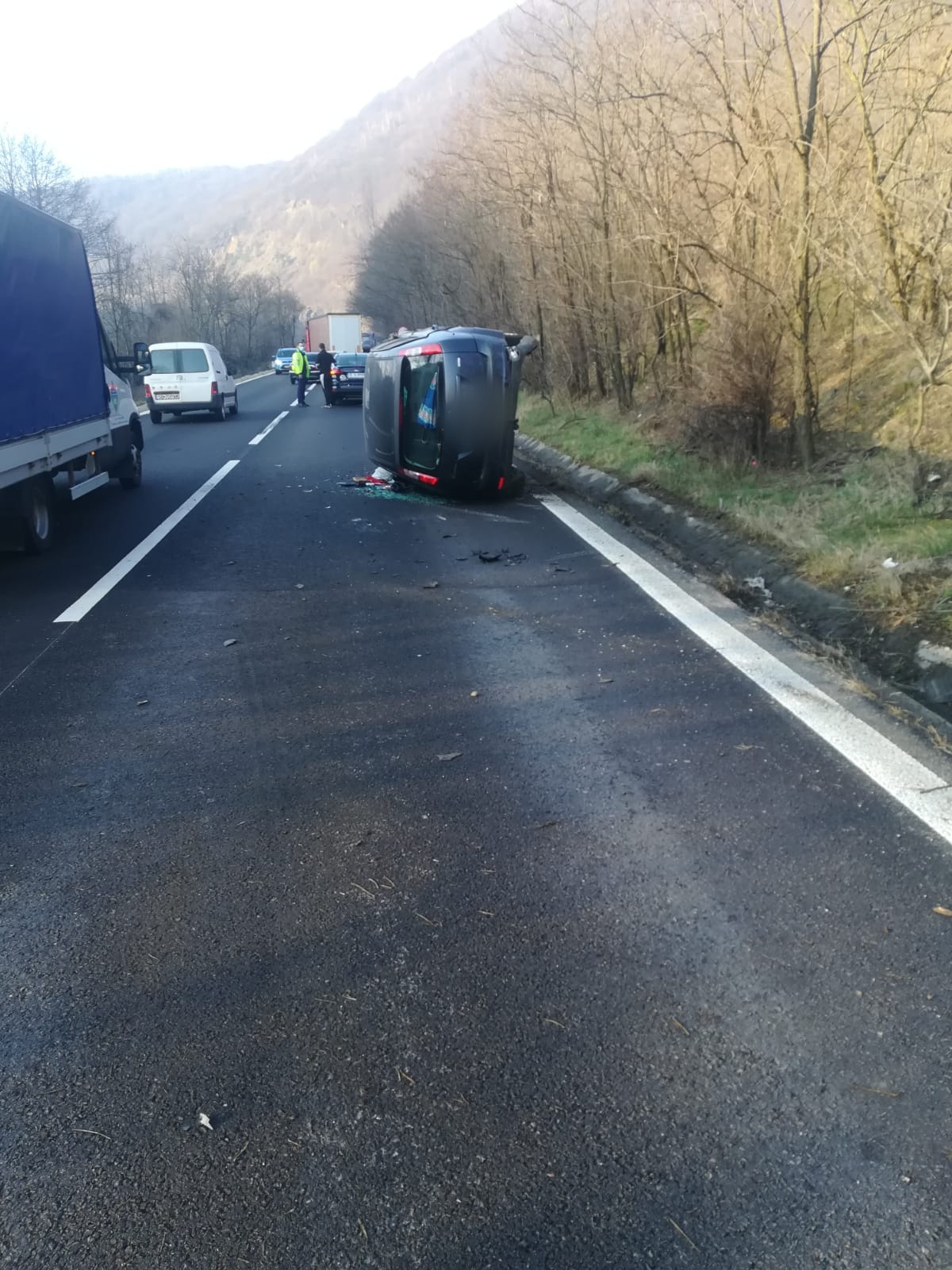 Mașină răsturnată la Câineni. Traficul este îngreunat pe Valea Oltului