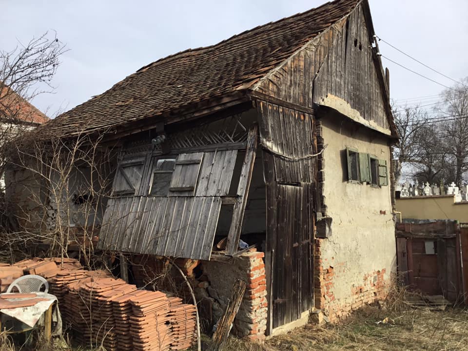 Preotul care transformă o casă veche din Gușterița în muzeu caută voluntari