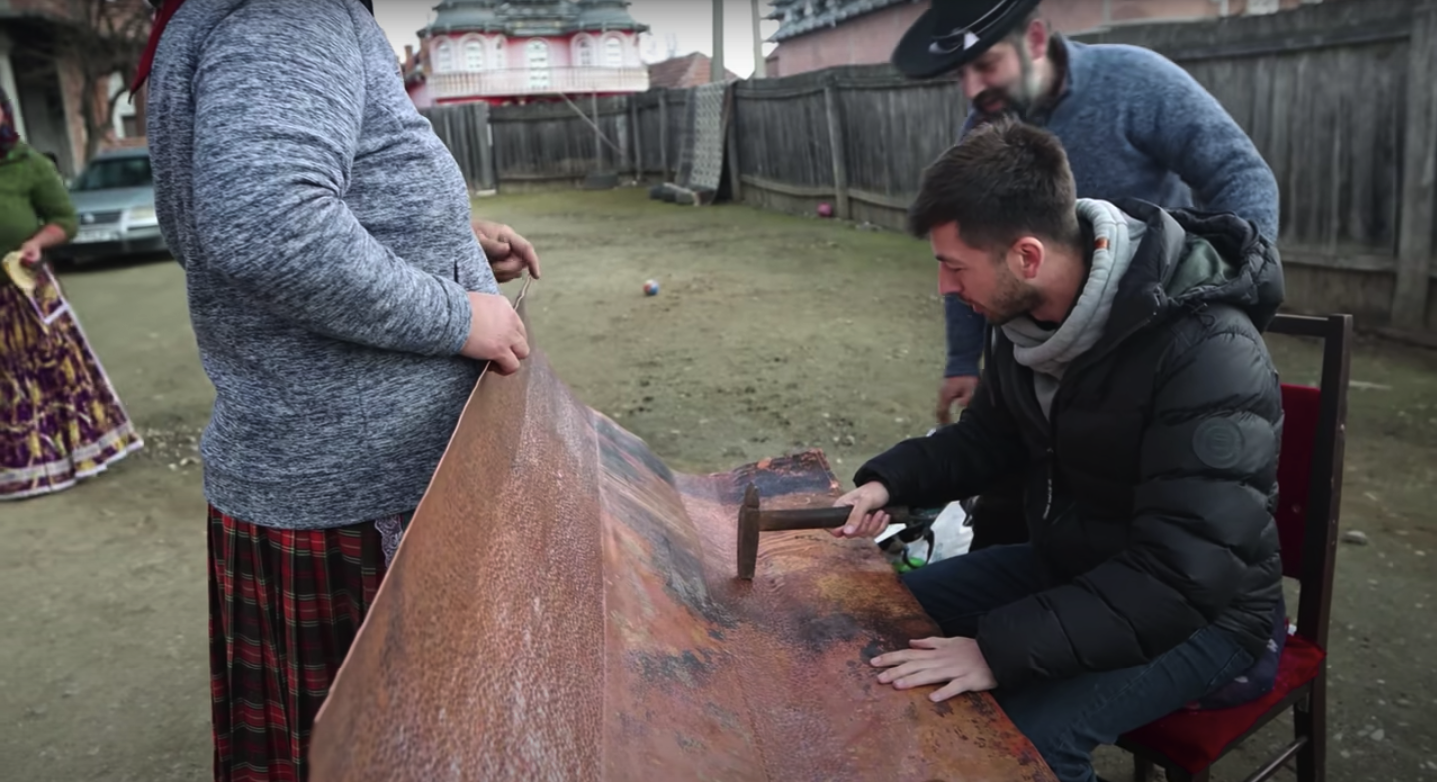 VIDEO Celebrul vlogger Mircea Bravo, acasă la un rom meșteșugar din județul Sibiu: „La patru ani am pus prima data mâna pe ciocan”