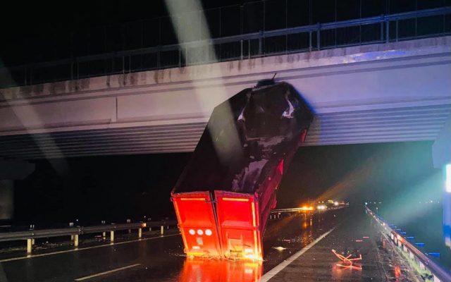 FOTO-Remorca unui camion a rămas blocată într-un pod, pe autostrada Sibiu-Deva