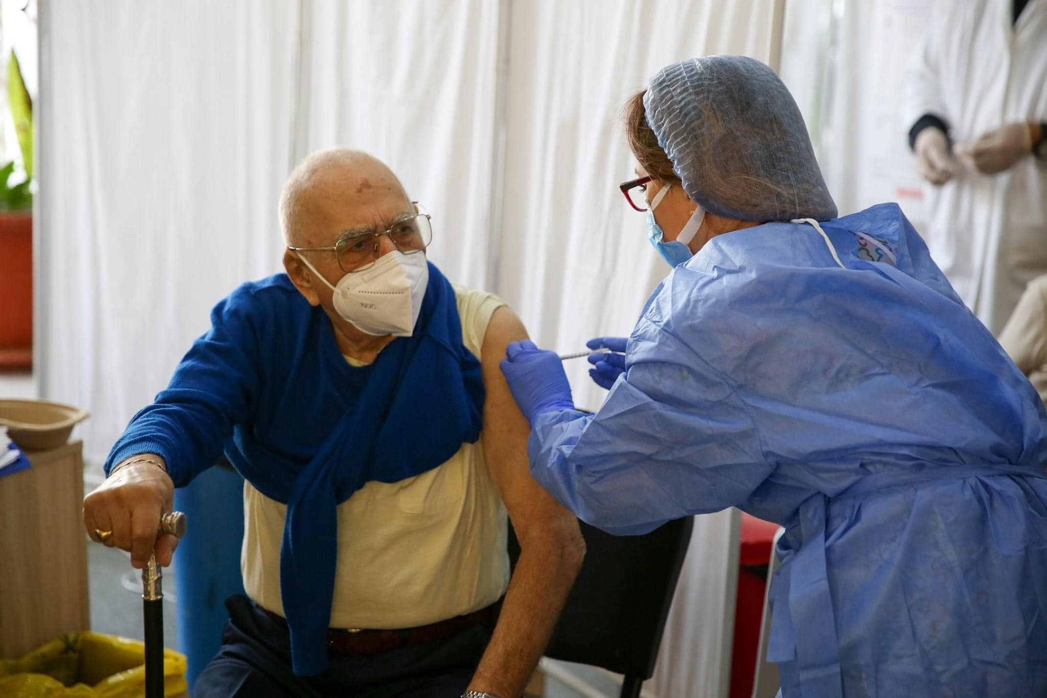 Studiu: vârstnicii prezintă niveluri similare de anticorpi după inocularea cu prima doză a vaccinurilor AstraZeneca şi Pfizer