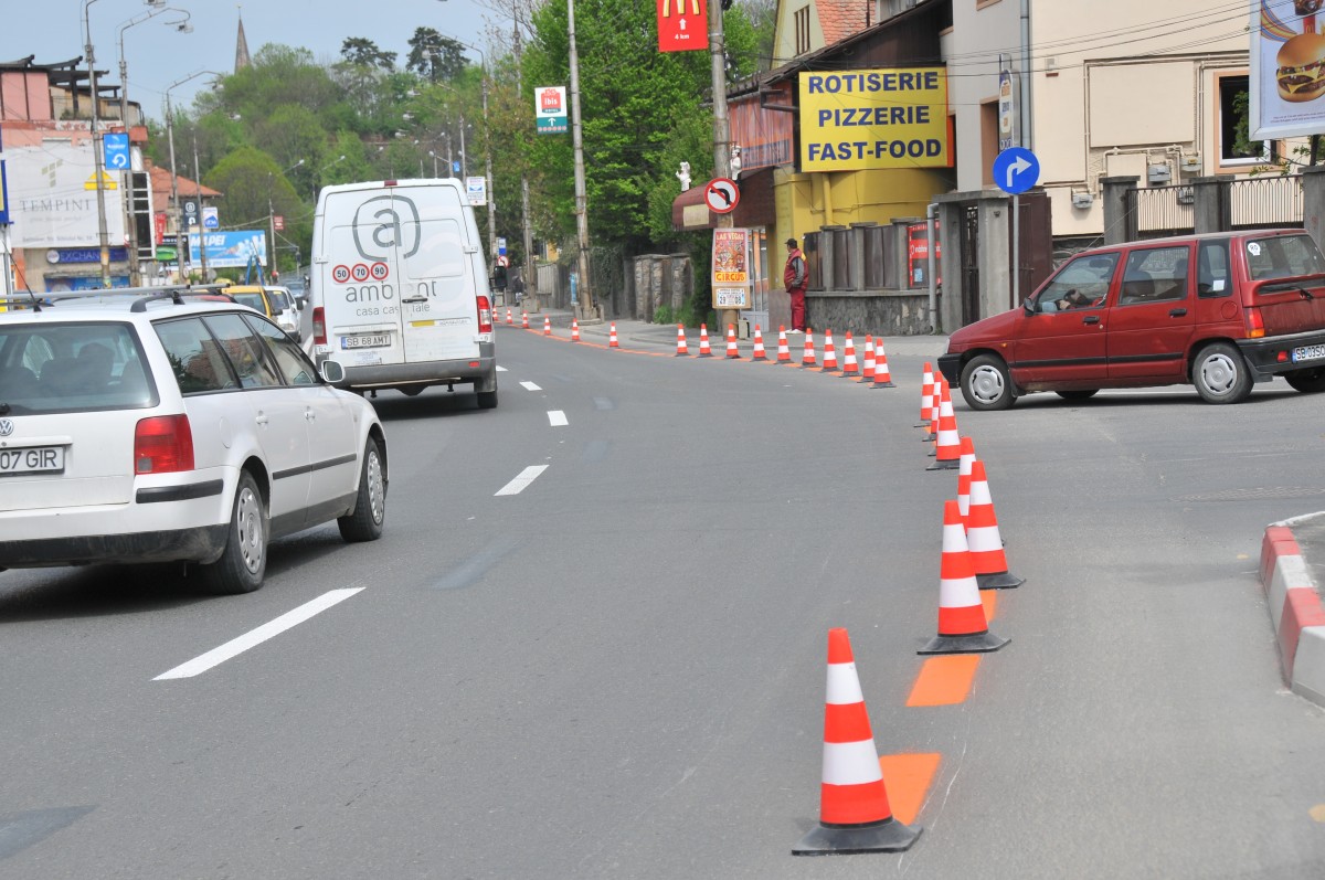 Schimbări în Codul Rutier: Amenzi pentru pietonii care traversează cu ochii în telefon și bicicliști limitați la 30 km/h