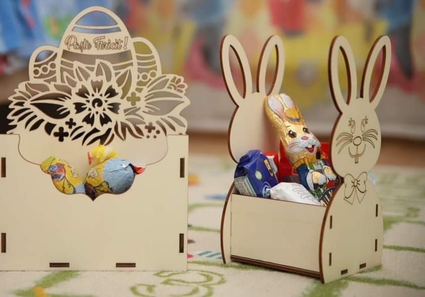 O sibiancă și-a descoperit latura creativă, în pandemie. Vinde cutii din lemn pentru router și ornamente de sărbători