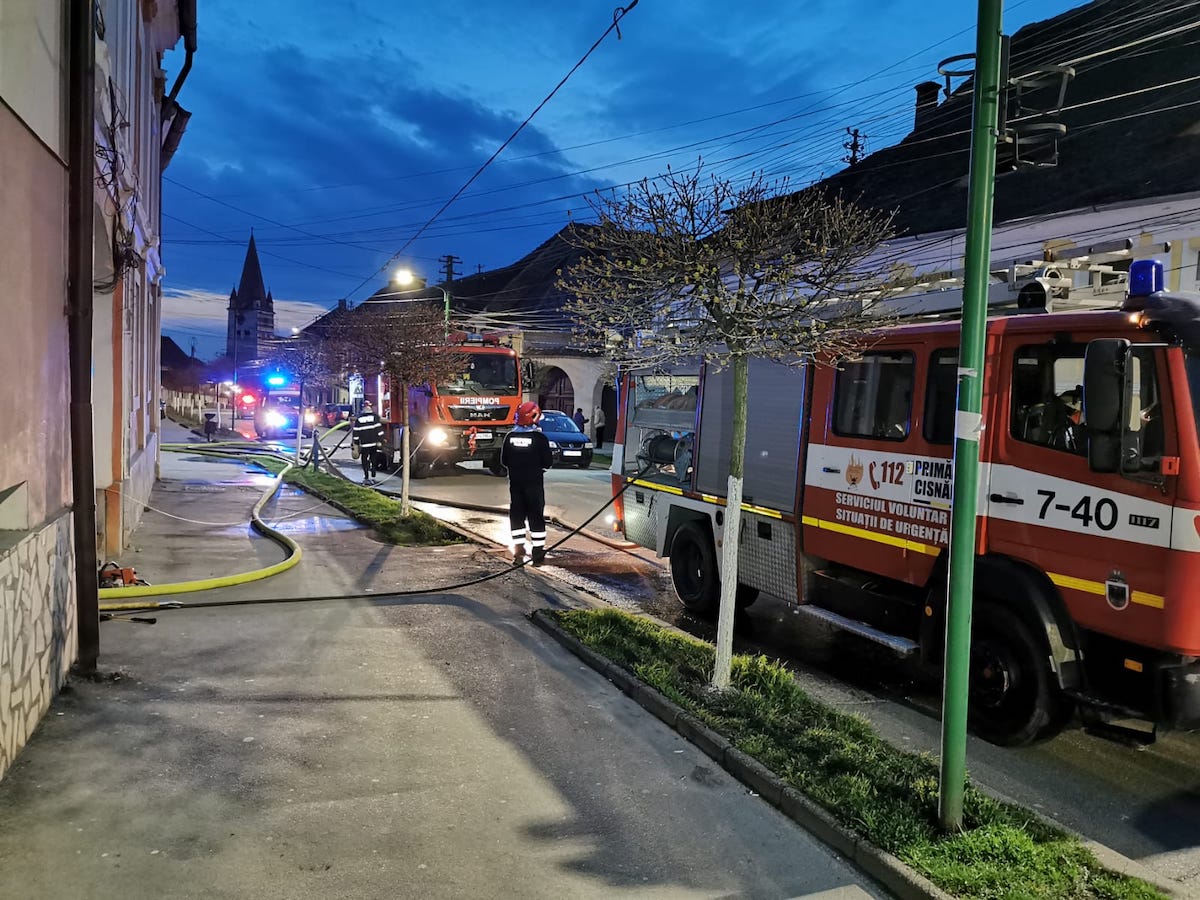 Incendiu la acoperișul unei case din Cisnădie. Un bărbat s-a intoxicat cu fum