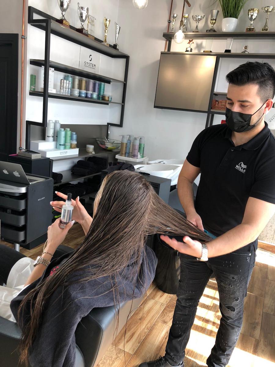 Discuție cu un hair stylist în pandemie: „Ne-a adus mai multe cliente dornice de schimbare”