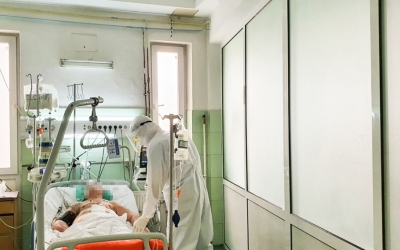 Cum funcționează alte secții ATI COVID din țară: diferențe de la aplicarea contenției și până la relația cu aparținătorii