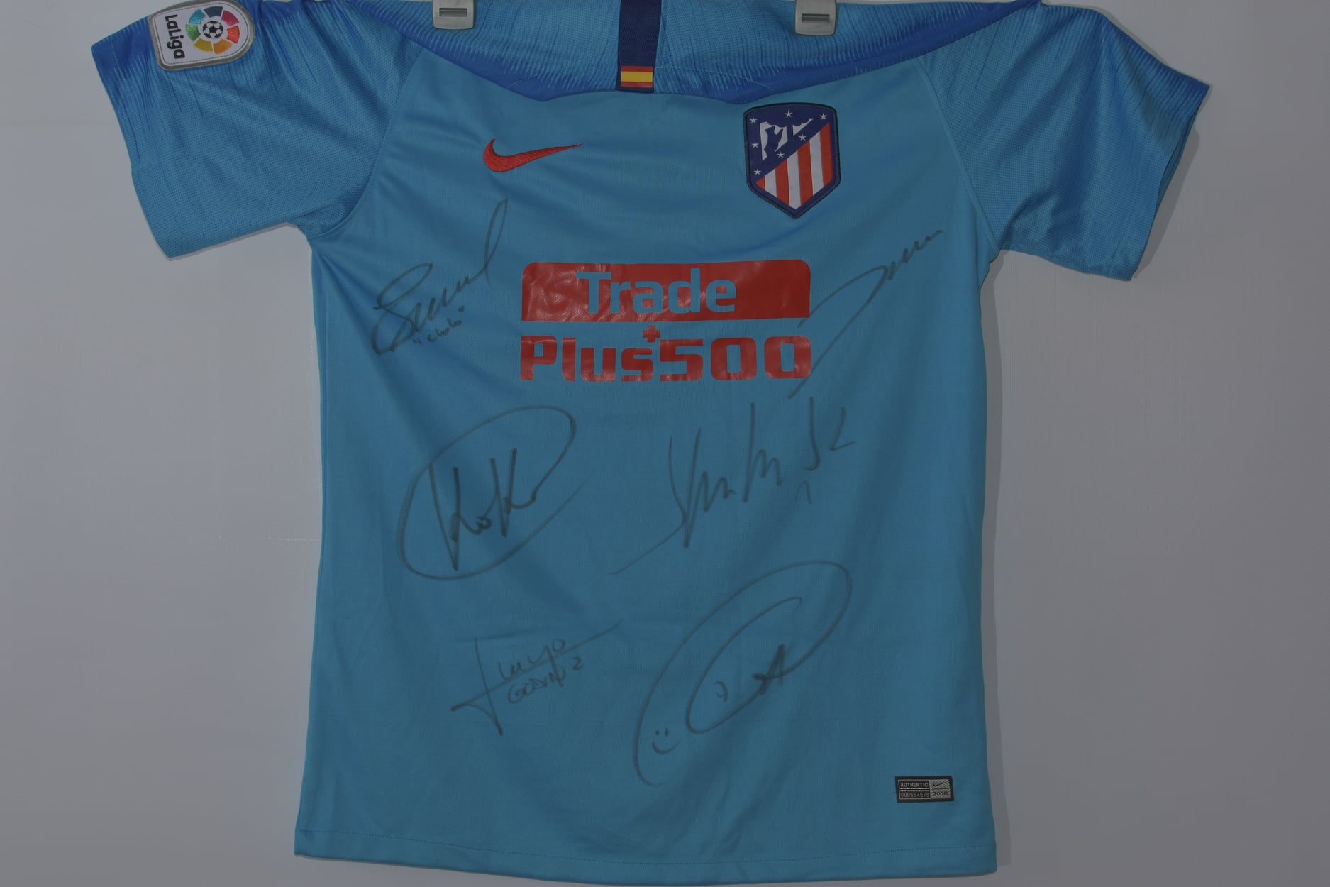 Tricoul lui Koke de la Atletico Madrid, sau cel al lui Dan Petrescu, la Națională, de la 3000 de lei. Licitație pentru copiii cu autism