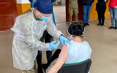 FOTO - Aproximativ 100 de persoane vaccinate de echipa mobilă a MApN, la Marpod. Urmează Chirpăr, Nocrich și Alțâna