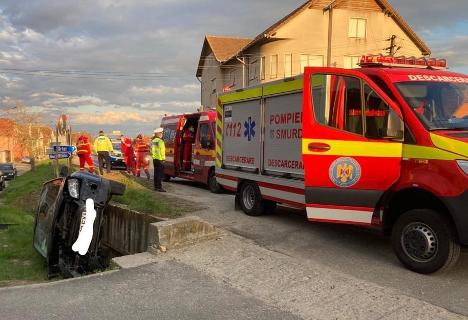 Șofer beat transportat la spital, după ce s-a răsturnat cu mașina, în Cristian