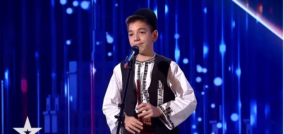 Iliuță, fiul primarului din Jina, i-a fermecat cântând din fluier pe jurații de la Românii au Talent