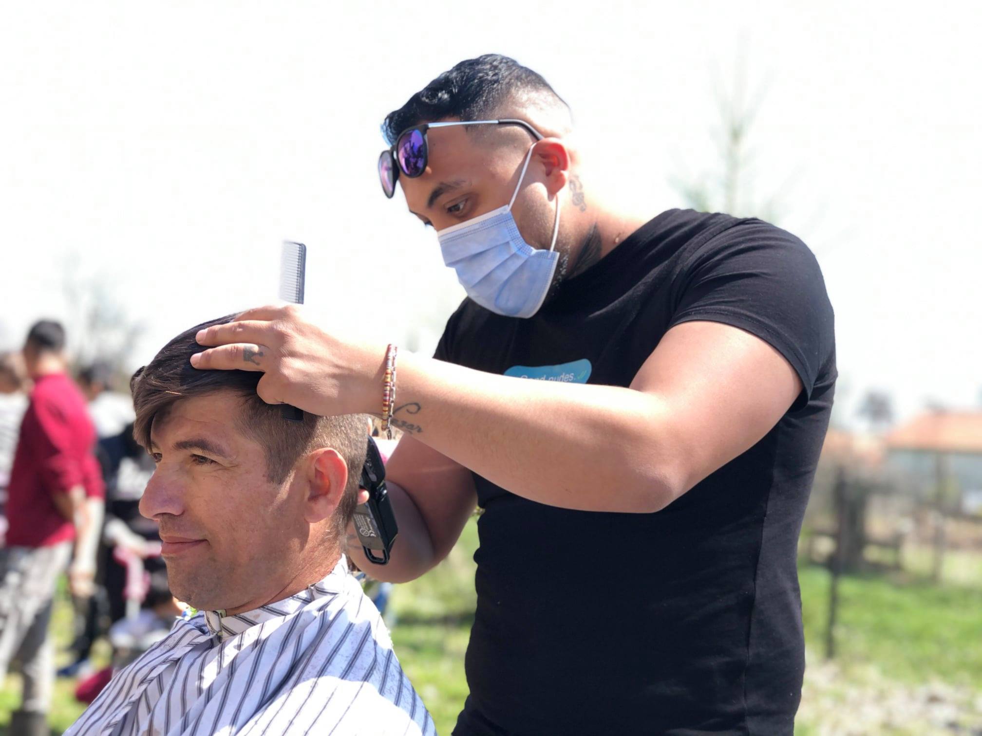 Locuitorii din Țichindeal și copiii de la Gulliver tunși gratuit de stiliștii sibieni