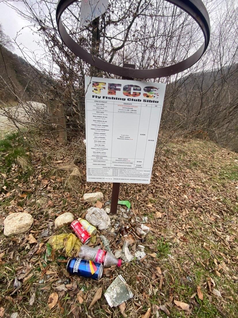 FOTO „Depozitul de deșeuri” de la barajul din Gura Râului. Primarul: „Curățăm și în câteva zile e la loc”