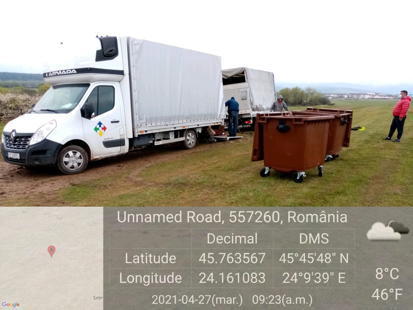 GALERIE FOTO – Un om aruncă deșeurile în câmp, la marginea Sibiului, alți zece strâng după el