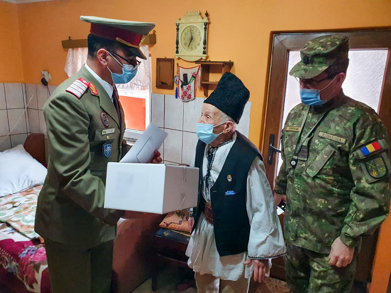Doi veterani de război ai Sibiului au primit drapelul României de ziua lor
