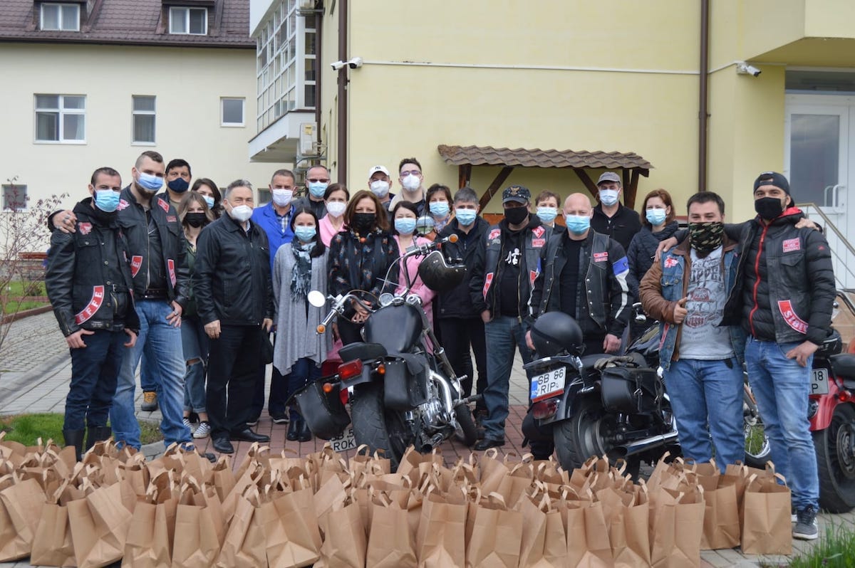 Pasionații de motociclism au oferit daruri vârstnicilor de  la Căminul din Săliște. „Ne-am dorit să le facem o bucurie”