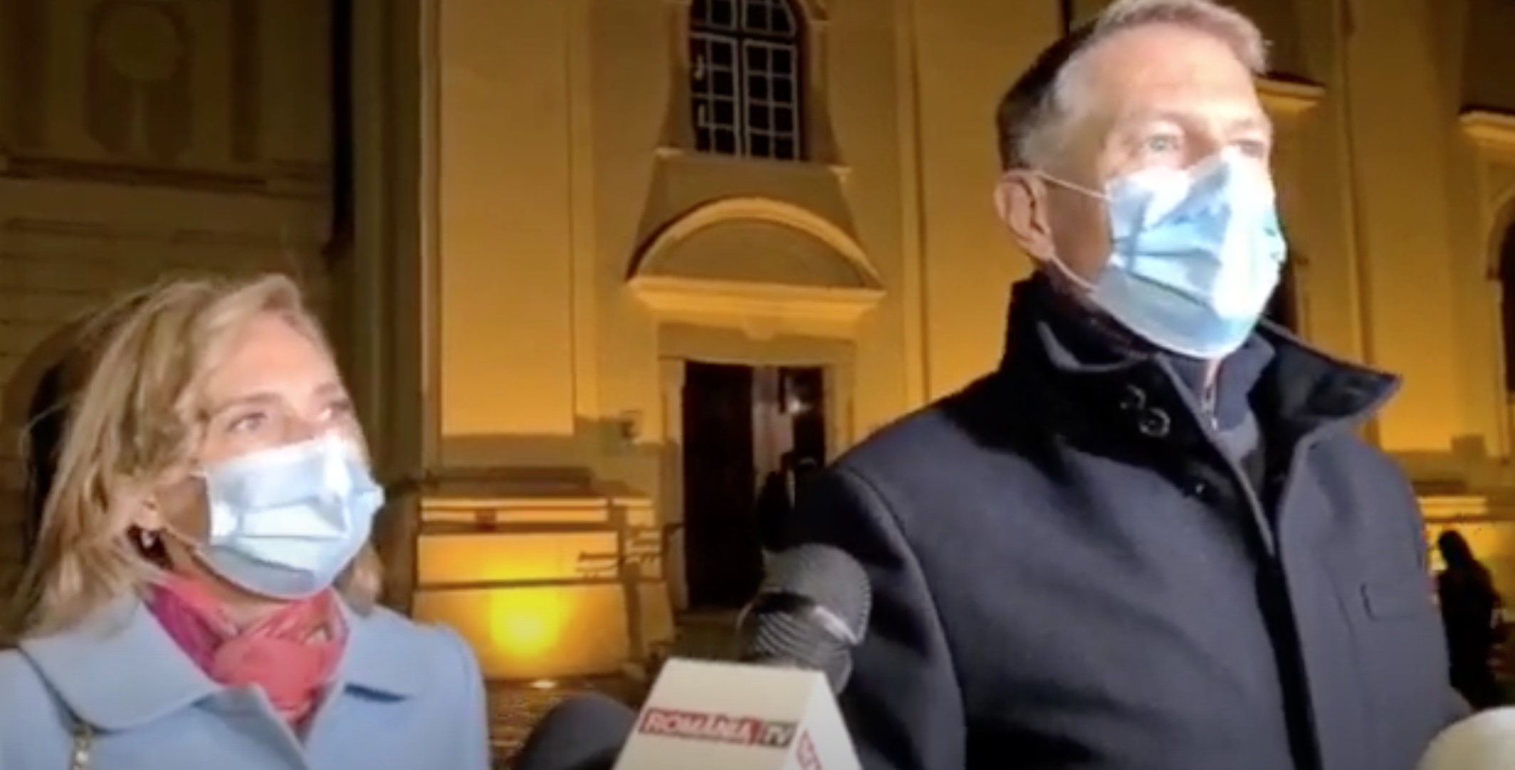 VIDEO Președintele Iohannis participă la Slujba de Înviere la Biserica Catolică „Sfânta Treime” din Sibiu
